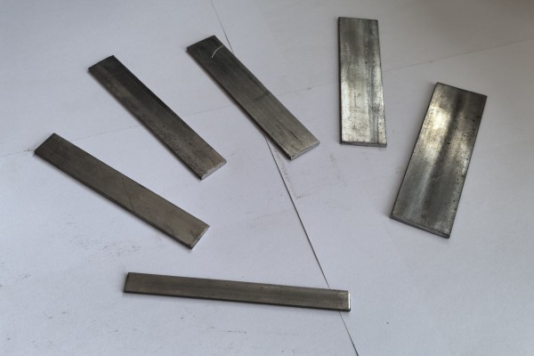 扁铁宽度12mm至50mm,金台冲压件厂均可生产 扁铁宽度12mm至50mm,金台冲压件厂均可生产