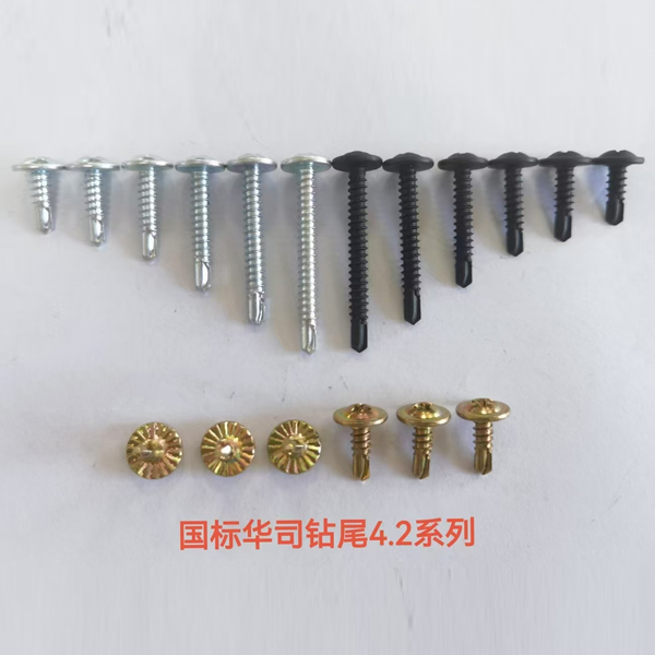 使用粗牙干壁钉时，如何控制扭矩防止石膏板碎裂？