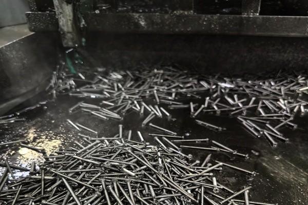 钻尾钉材质对比：碳钢与不锈钢，哪个更耐用？