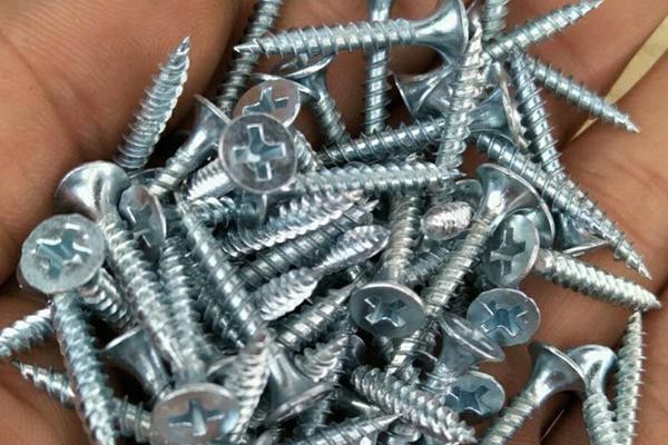 钻尾钉：签到墙固定中的高效解决方案