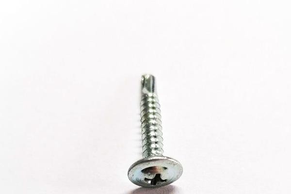 钻尾钉在户外广告牌安装中的常见问题